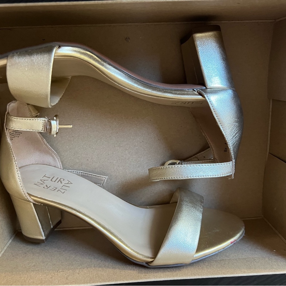 Naturalizer sandals size 7, golden leather